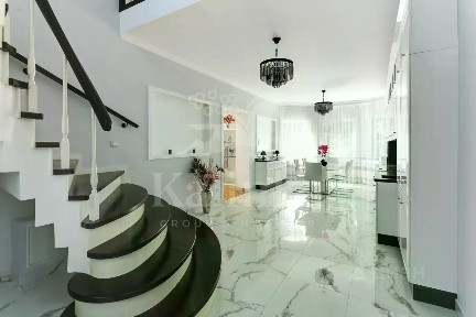 Продается 3-этажный дом, 550 м²