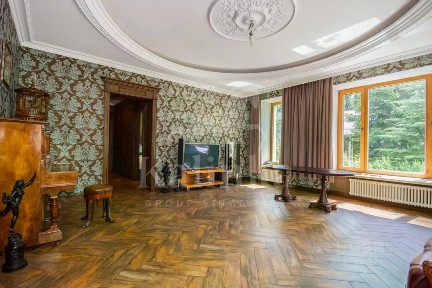 Продается 3-этажный дом, 696 м²