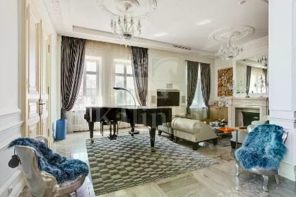 Продается 3-этажный дом, 700 м²