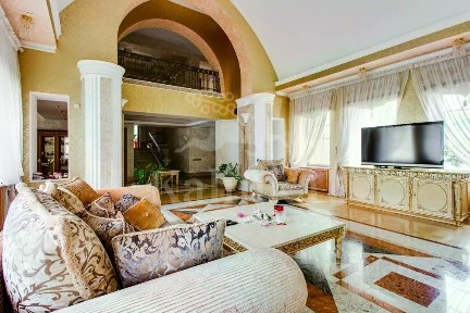 Продается 4-этажный дом, 700 м²