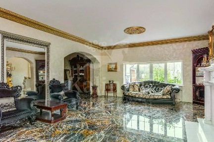 Продается 2-этажный дом, 750 м²