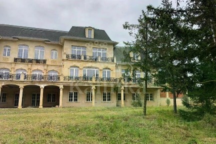 Продается 3-этажный дом, 3 100 м²