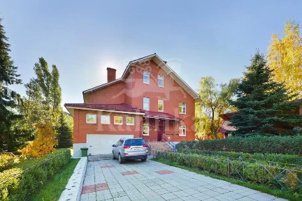 Продается 4-этажный дом, 550 м²