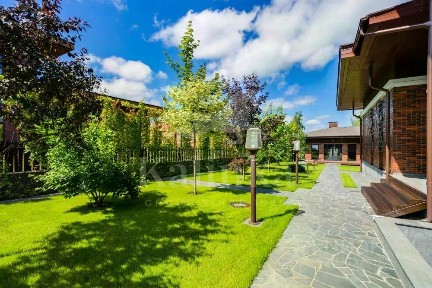 Продается 2-этажный дом, 900 м²
