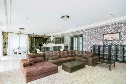 Продается 4-этажный дом, 650 м²