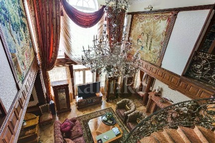 Продается 4-этажный дом, 1 400 м²
