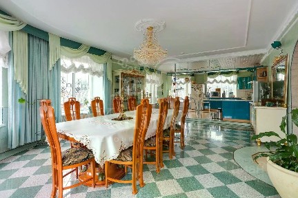 Продается 4-этажный дом, 730 м²