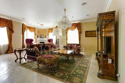 Продается 3-этажный дом, 650 м²