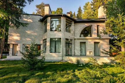 Продается 3-этажный дом, 720 м²