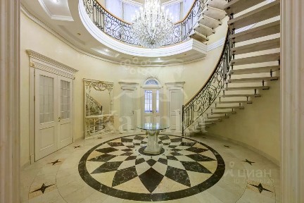 Продается 3-этажный дом, 1 319 м²