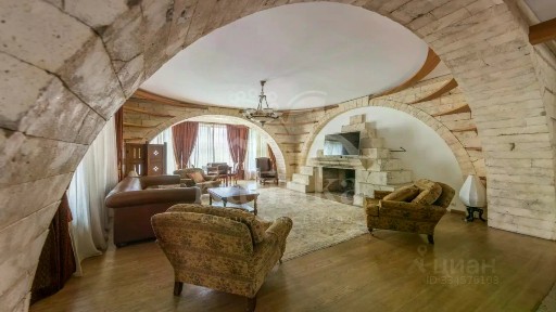Продается 3-этажный дом, 720 м²