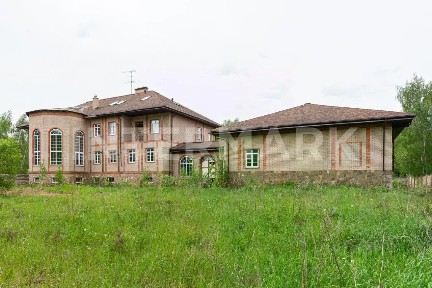 Продается 2-этажный коттедж, 1 296 м²