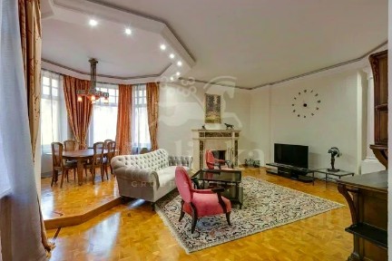 Сдается 2-этажный дом, 300 м²