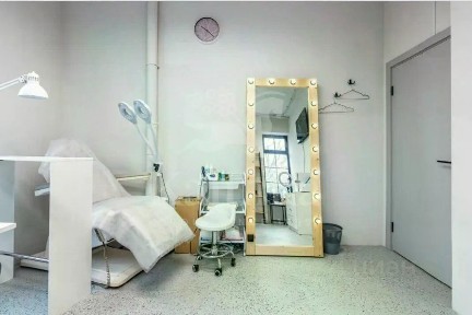 Продается здание, 1 305 м²