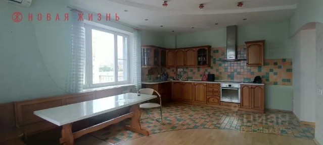 Продается 4-комн. квартира, 203 м²