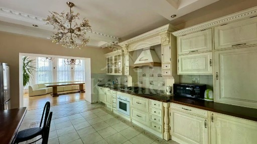 Продается 3-этажный дом, 500 м²