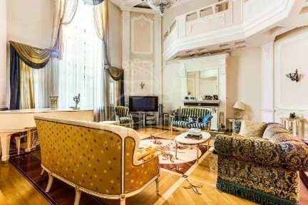 Продается 3-этажный дом, 560 м²