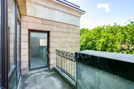 Продается 3-этажный таунхаус, 353 м²