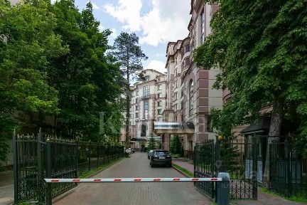 Продается 4-комн. квартира, 139 м²