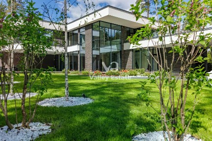 Продается 2-этажный дом, 484 м²