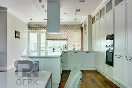 Продается 4-комн. квартира, 298 м²