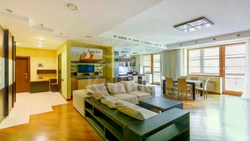 Продается 4-комн. квартира, 138 м²