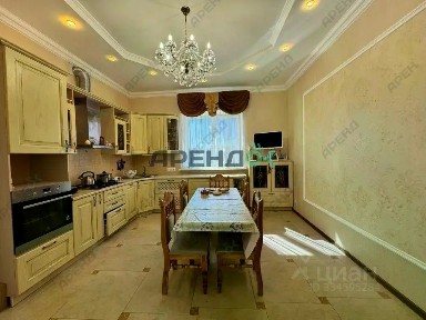 Сдается 3-этажный дом, 240 м²