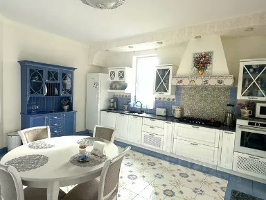 Продается 3-этажный дом, 258 м²