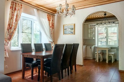 Сдается 3-этажный дом, 200 м²