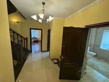 Сдается 3-этажный дом, 400 м²