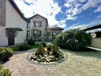 Продается 2-этажный дом, 556 м²