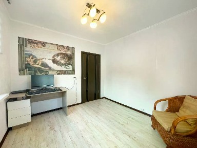 Продается квартира свободной планировки, 180 м²