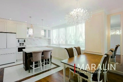 Продается 5-комн. квартира, 145 м²