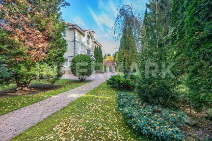 Продается 3-этажный коттедж, 649 м²