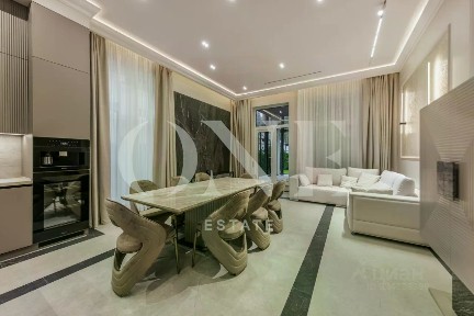 Продается 2-этажный дом, 474 м²