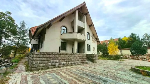Продается 3-этажный дом, 548 м²
