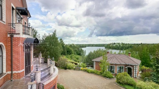Продается 3-этажный дом, 615 м²