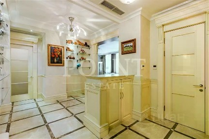 Продается 4-комн. квартира, 193 м²