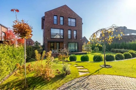 Продается 3-этажный коттедж, 280 м²