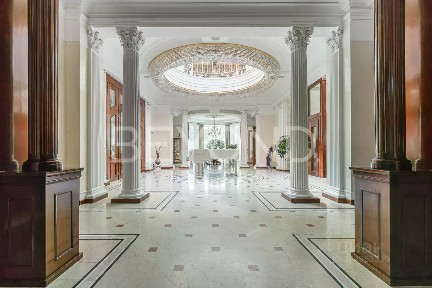 Продается 2-этажный дом, 483 м²