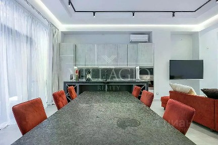 Продается 4-этажный таунхаус, 238 м²