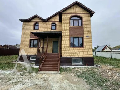 Продается 3-этажный дом, 300 м²