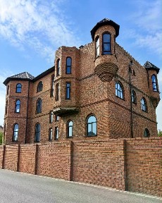 Продается 4-этажный дом, 880 м²