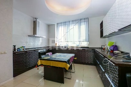Сдается 3-комн. квартира, 145 м²