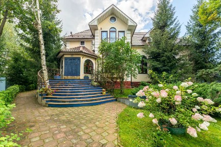 Продается 3-этажный коттедж, 348 м²