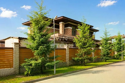 Продается 2-этажный дом, 460 м²
