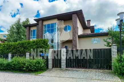 Продается 3-этажный коттедж, 700 м²