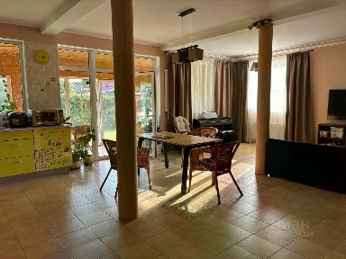 Сдается 3-этажный дом, 210 м²
