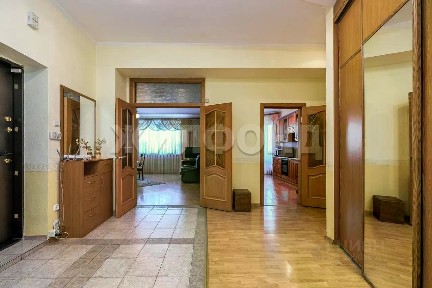 Продается 4-комн. квартира, 159,3 м²