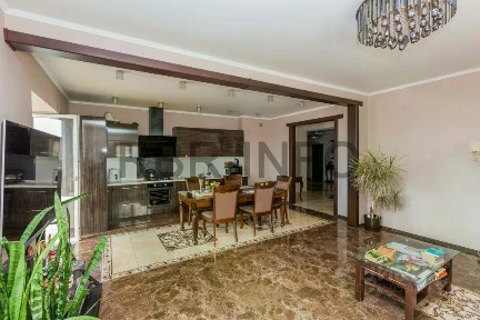 Продается 5-комн. квартира, 198 м²